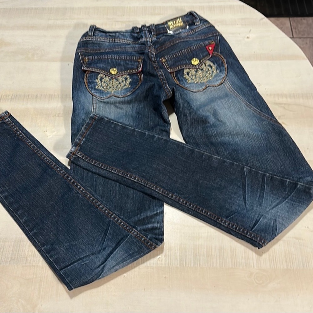 Apple bottom jeans, vintage Y2K gold label,
embellished. Truly delicious jeans.🍎